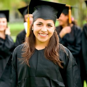 Mujer con toga y virrete en un acto de graduación.
