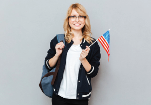 mujer con bandera estados unidos
