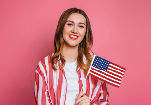 mujer con bandera estados unidos