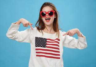 mujer con bandera estados unidos