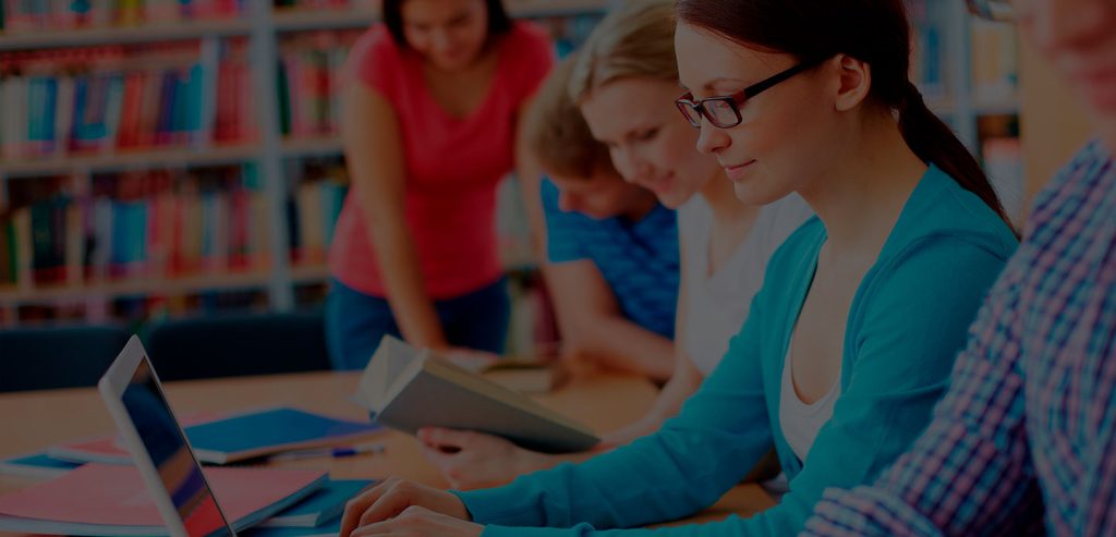 Personas estudiando en una biblioteca