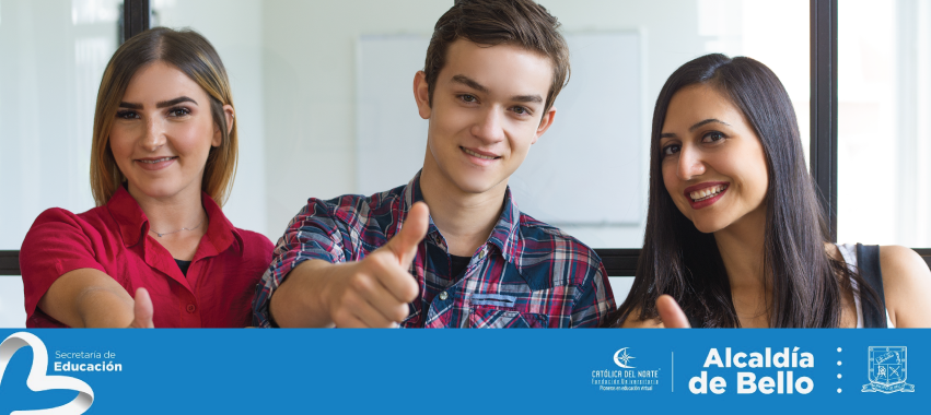 Tres jóvenes con pulgares arriba.