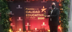 Coordinador académico recibiendo premio.