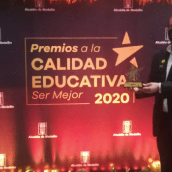 Doble reconocimiento en los premios Ser Mejor para el Cibercolegio UCN