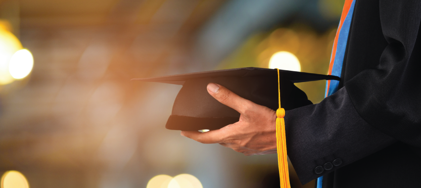 Graduando con un birrete entre las manos