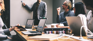 Grupo de personas en una mesa.