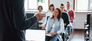 Docente impartiendo clase