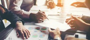 Personas en entorno administrativo