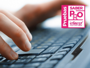 Persona utilizando teclado de conmputador