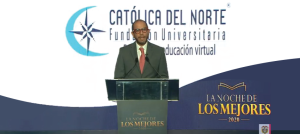 Maestro de ceremonia en evento.