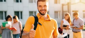 Grupo de estudiantes en campus universitario