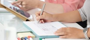 Personas realizando apuntes en una libreta