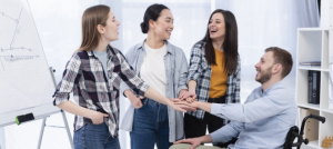 Grupo de personas, una de ellas en silla de ruedas.
