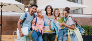 Grupo de cinco jóvenes con diferentes nacionalidades.