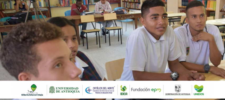 Grupo de estudiantes en un aula de clases.