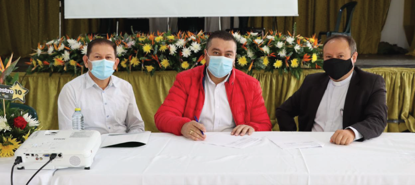 Rector UCN y alcalde de Marinilla en firma de convenio.