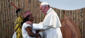 Papa Francisco e indígena del Amazonas.