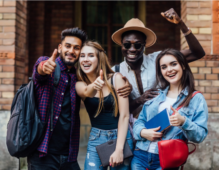 Cuatro jóvenes universitarios.
