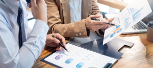 Dos personas revisando gráficos estadísticos.