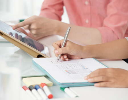 Dos personas trabajando en una oficina.