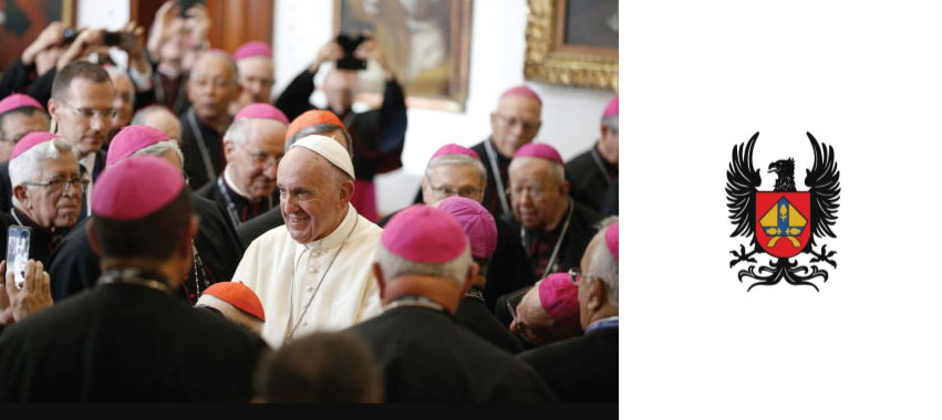 Obispos de Colombia y escudo de la Conferencia Episcopal.