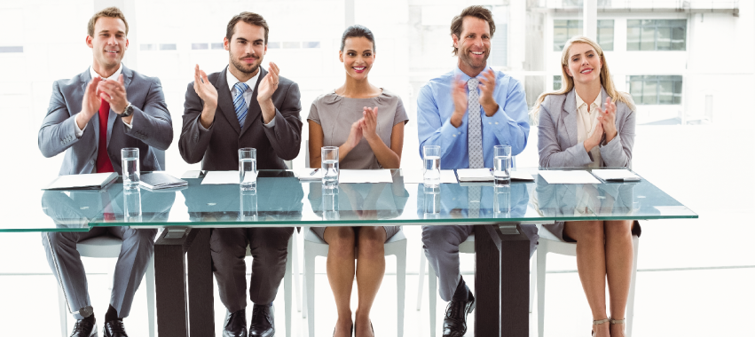 Grupo de personas en una mesa.