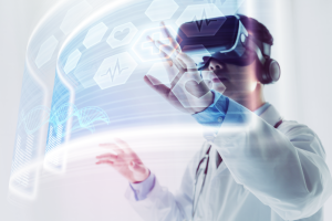 Doctor con visores de realidad virtual y tocando un entorno digital.