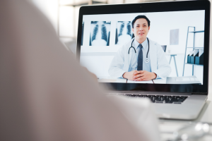 Doctor en la pantalla de un computador portátil.