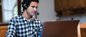 Hombre realizando teletrabajo.