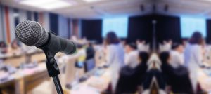Micrófono en sala de prensa.