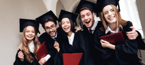 Grupo de cinco estudiantes graduados.