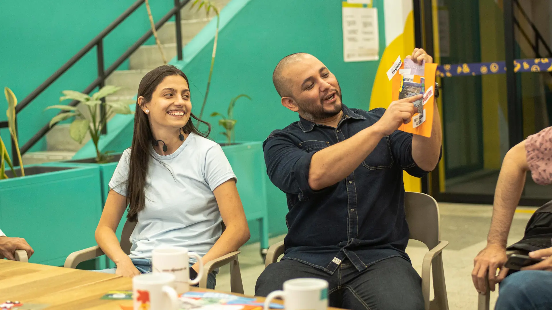 Hombre y mujer explicando