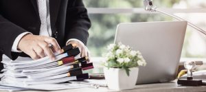 Persona viendo una revista sobre una mesa.