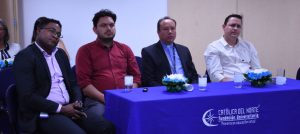 Integrantes mesa de exposición.