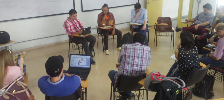 Mesa redonda conformado por un grupo de investigadores.