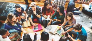 Alumnos en aula de estudio.