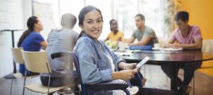 Joven en silla de ruedas.