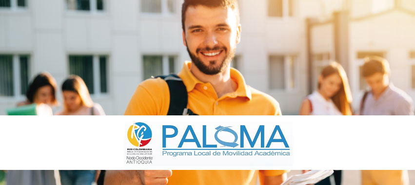 Joven universitario sonriente.