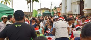 Entrega de regalos a niños en el atrio del parque principal del municipio de Ituango.