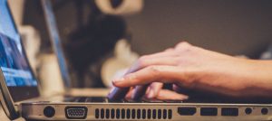 Computador portátil encendido.