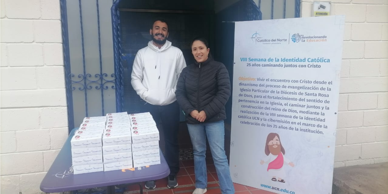 Dos personas con material publicitario