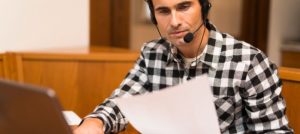 Hombre realizando teletrabajo.