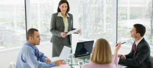Grupo de personas en una entrevista.