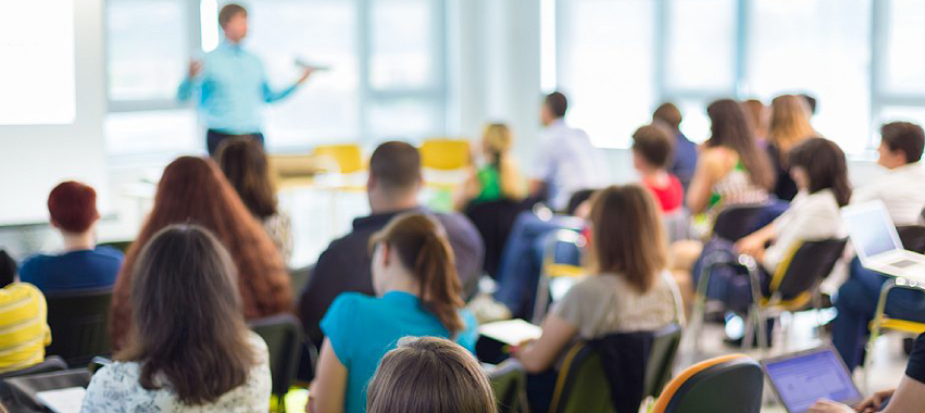 Alumnos en aula de clases.