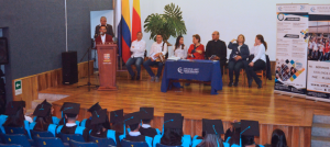 Auditorio con mesa principal y graduandos.