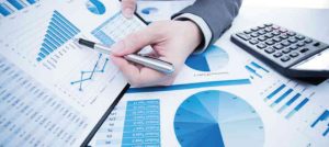 Mano que señala unos gráficos estadísticos.