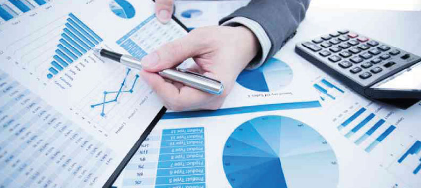 Mano que señala unos gráficos estadísticos.