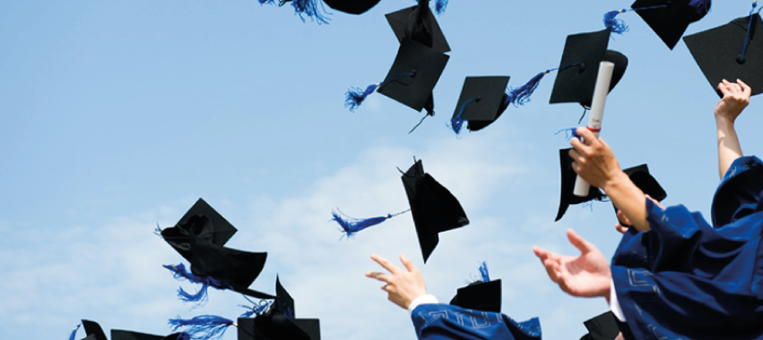 Graduandos arrojan virretes al aire.