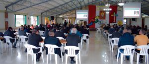 Grupo de sacerdotes en auditorio del Campus de la UCN en Santa Rosa.
