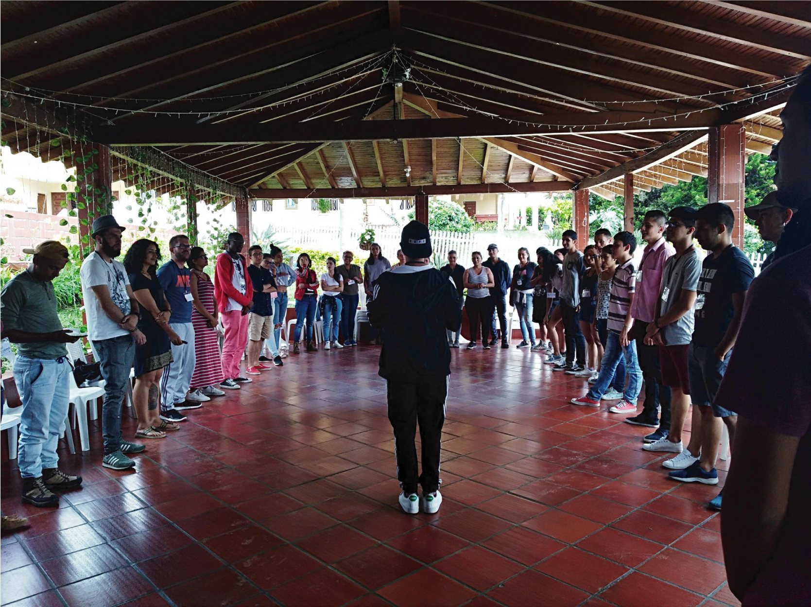 jóvenes en placa deportiva
